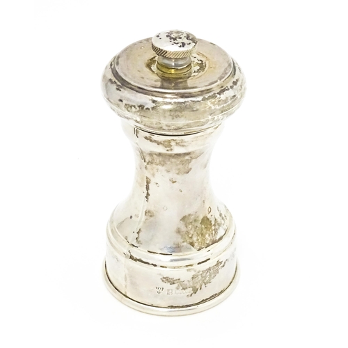 301 - A silver pepper mill / grinder hallmarked Birmingham 1971, maker J. B. Chatterley & Sons Ltd. Approx... 