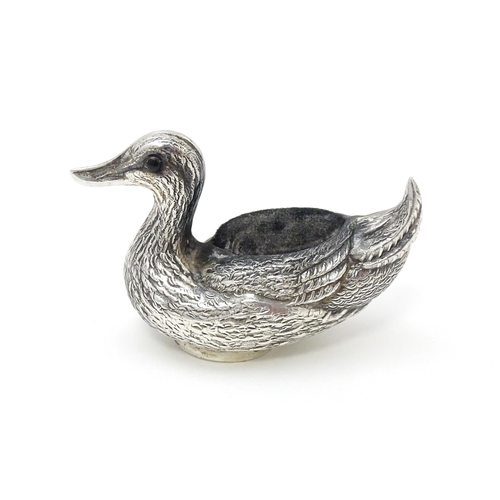 305 - A silver pin cushion formed as a duck. Approx. 2