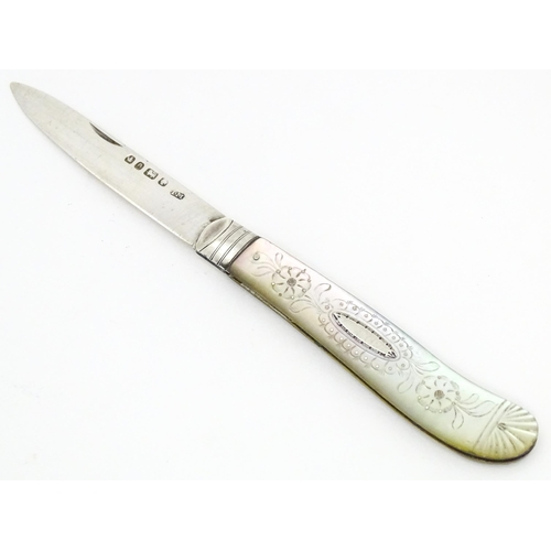 307 - A Victorian silver folding fruit knife with mother of pearl handle, hallmarked Sheffield 1871, maker... 