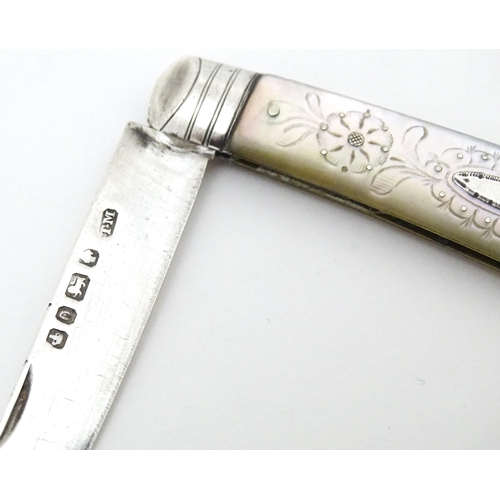 307 - A Victorian silver folding fruit knife with mother of pearl handle, hallmarked Sheffield 1871, maker... 