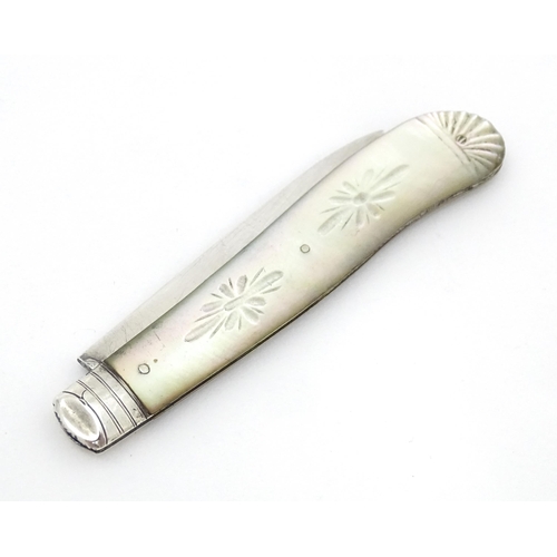 307 - A Victorian silver folding fruit knife with mother of pearl handle, hallmarked Sheffield 1871, maker... 