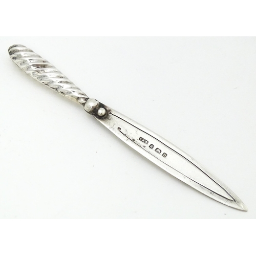 314 - A silver bookmark / paper clip hallmarked Birmingham 1904, maker Crisford & Norris. Approx. 3 1/2