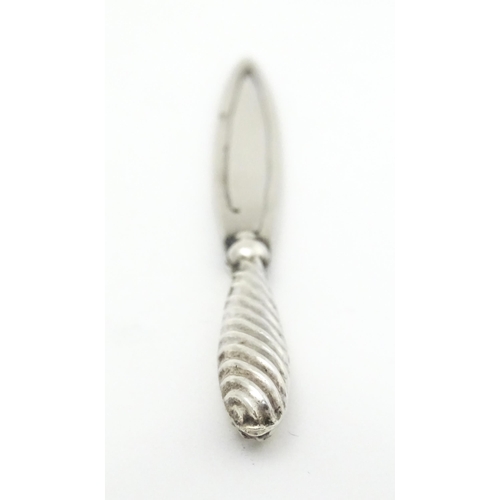 314 - A silver bookmark / paper clip hallmarked Birmingham 1904, maker Crisford & Norris. Approx. 3 1/2