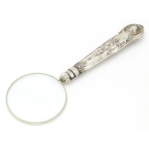 315 - A magnifying glass with silver handle. Approx. 6