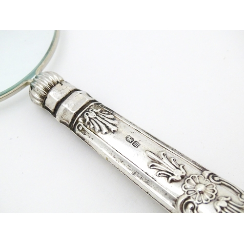 315 - A magnifying glass with silver handle. Approx. 6