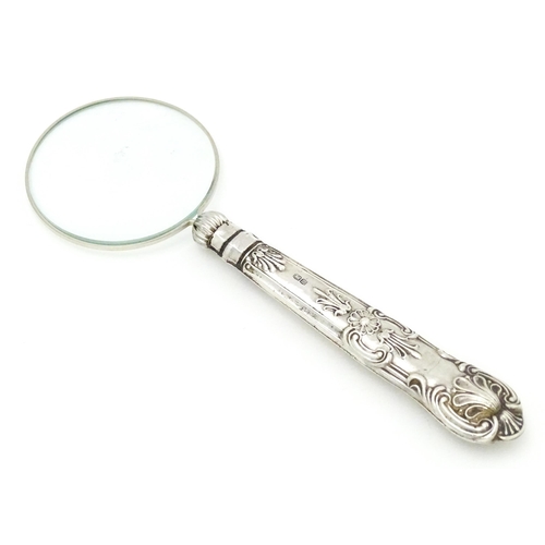 315 - A magnifying glass with silver handle. Approx. 6