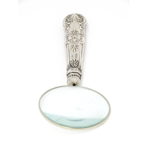 315 - A magnifying glass with silver handle. Approx. 6