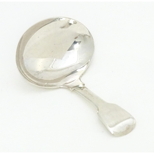 316 - A Geo III silver Fiddle pattern caddy spoon, hallmarked London 1816, maker G.W. Approx. 3