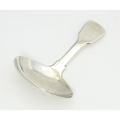 316 - A Geo III silver Fiddle pattern caddy spoon, hallmarked London 1816, maker G.W. Approx. 3