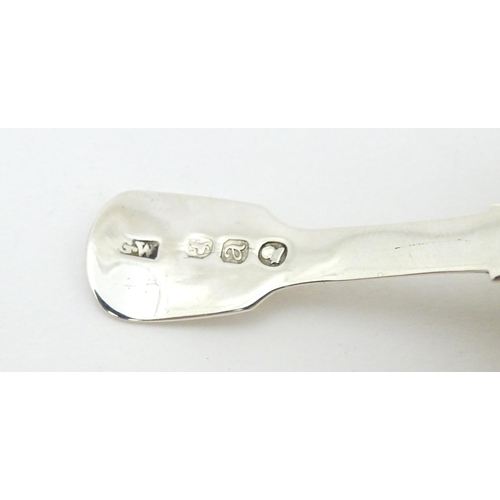 316 - A Geo III silver Fiddle pattern caddy spoon, hallmarked London 1816, maker G.W. Approx. 3