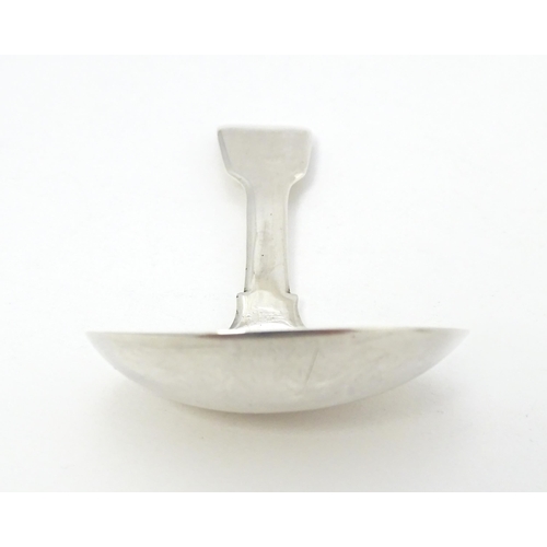 316 - A Geo III silver Fiddle pattern caddy spoon, hallmarked London 1816, maker G.W. Approx. 3