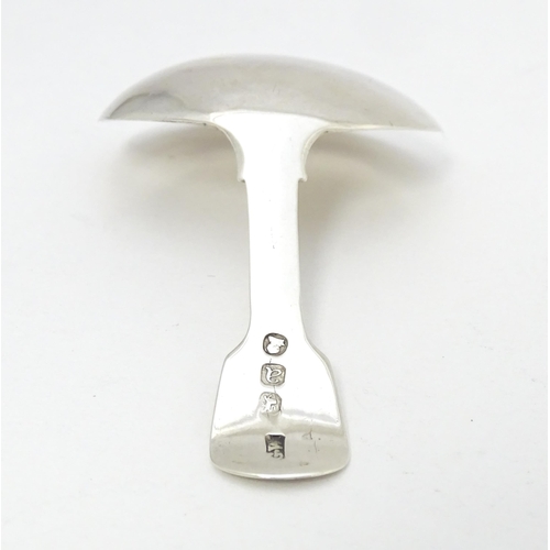 316 - A Geo III silver Fiddle pattern caddy spoon, hallmarked London 1816, maker G.W. Approx. 3