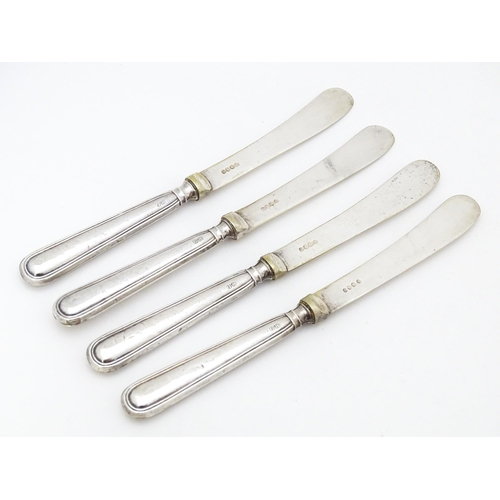 326 - Four silver butter / tea knives hallmarked Sheffield 1923, maker William Yates Ltd. Approx. 6 1/2