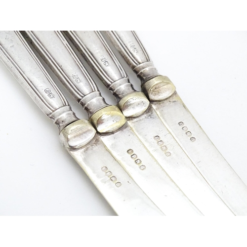 326 - Four silver butter / tea knives hallmarked Sheffield 1923, maker William Yates Ltd. Approx. 6 1/2