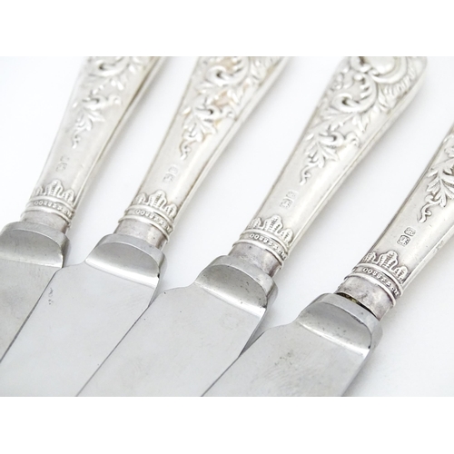 328 - Four silver handled butter / tea knives hallmarked Sheffield 1915, maker Robert Pringle & Sons. Appr... 