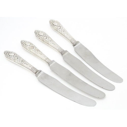 328 - Four silver handled butter / tea knives hallmarked Sheffield 1915, maker Robert Pringle & Sons. Appr... 