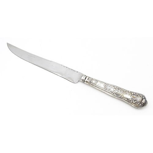 331 - A silver handled King's pattern cake knife, hallmarked Sheffield 1972, maker Harrison Brothers. Appr... 