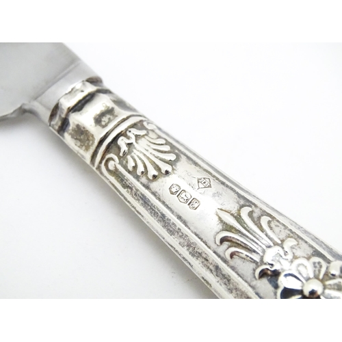 331 - A silver handled King's pattern cake knife, hallmarked Sheffield 1972, maker Harrison Brothers. Appr... 