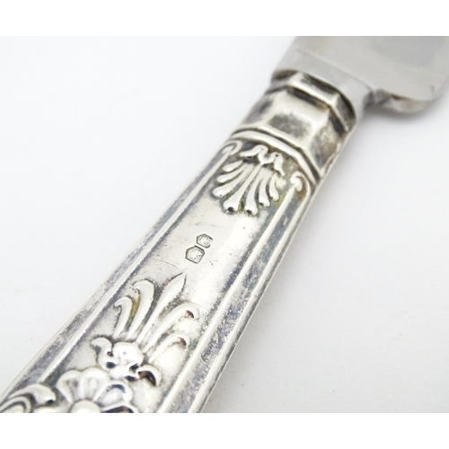 331 - A silver handled King's pattern cake knife, hallmarked Sheffield 1972, maker Harrison Brothers. Appr... 