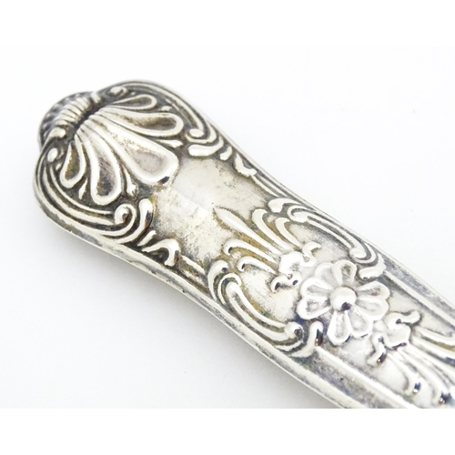 331 - A silver handled King's pattern cake knife, hallmarked Sheffield 1972, maker Harrison Brothers. Appr... 