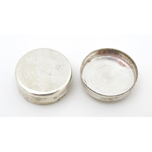 337 - Two Continental silver pill boxes, one surmounted by a model of a cat, bearing silver marks for Iraq... 