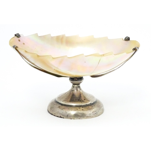 359 - A silver table salt with mother of pearl bowl, hallmarked Birmingham 1908, maker Arthur Joseph Mason... 