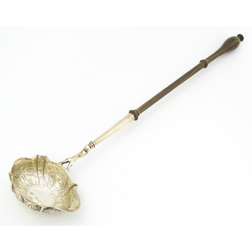 364 - A silver punch / toddy ladle hallmarked London 1746. Approx. 14