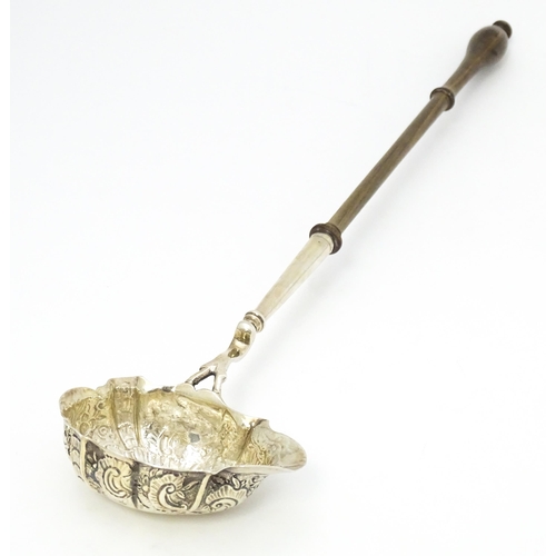 364 - A silver punch / toddy ladle hallmarked London 1746. Approx. 14