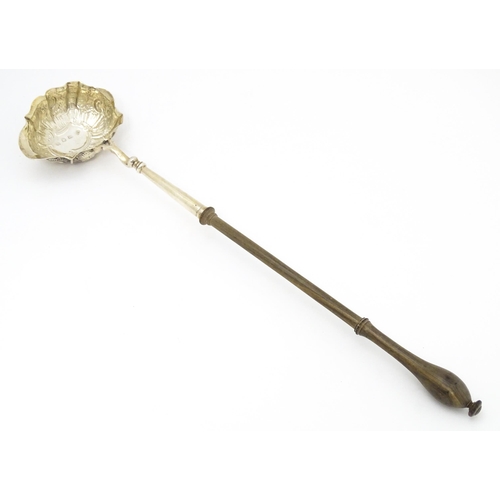 364 - A silver punch / toddy ladle hallmarked London 1746. Approx. 14