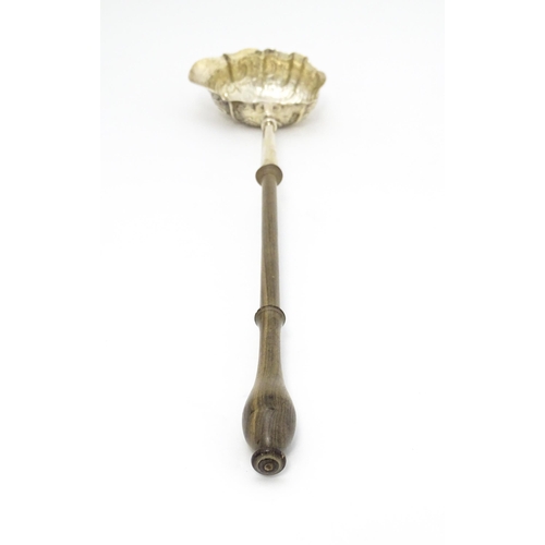 364 - A silver punch / toddy ladle hallmarked London 1746. Approx. 14