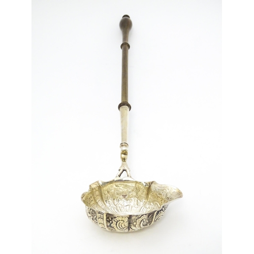 364 - A silver punch / toddy ladle hallmarked London 1746. Approx. 14