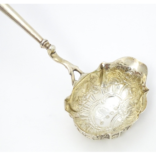 364 - A silver punch / toddy ladle hallmarked London 1746. Approx. 14