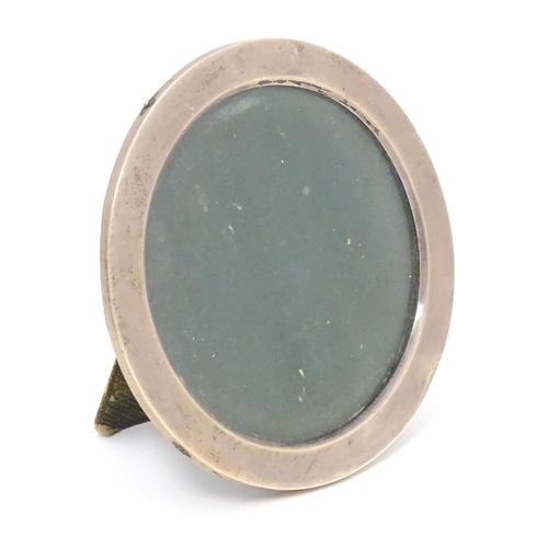 381 - A photograph frame of circular form with silver surround, hallmarked Birmingham 1910. 4 1/2