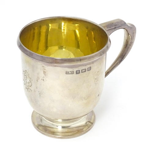 390 - A silver Christening mug with gilded interior. Hallmarked Birmingham 1915 maker Levi & Salaman 2 3/4... 