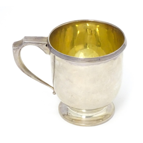 390 - A silver Christening mug with gilded interior. Hallmarked Birmingham 1915 maker Levi & Salaman 2 3/4... 