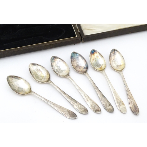 397 - A cased set of 6 Art Deco silver teaspoons hallmarked 1944 maker Walter Trickett & Co Ltd. cased. Th... 