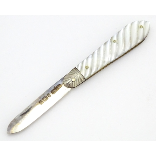 413 - A silver folding fruit knife with mother of pearl handle 1901 maker Saunders & Shepherd Ltd. 3 3/4