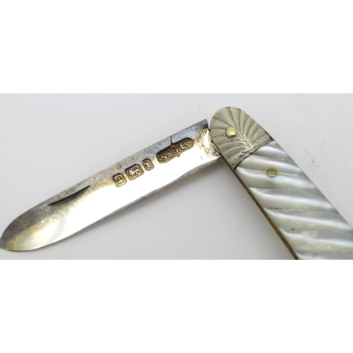 413 - A silver folding fruit knife with mother of pearl handle 1901 maker Saunders & Shepherd Ltd. 3 3/4