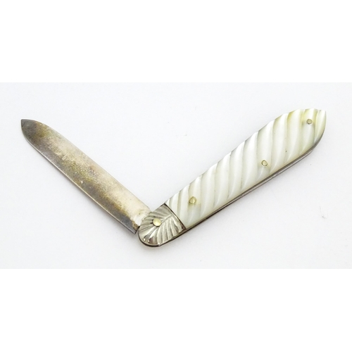 413 - A silver folding fruit knife with mother of pearl handle 1901 maker Saunders & Shepherd Ltd. 3 3/4