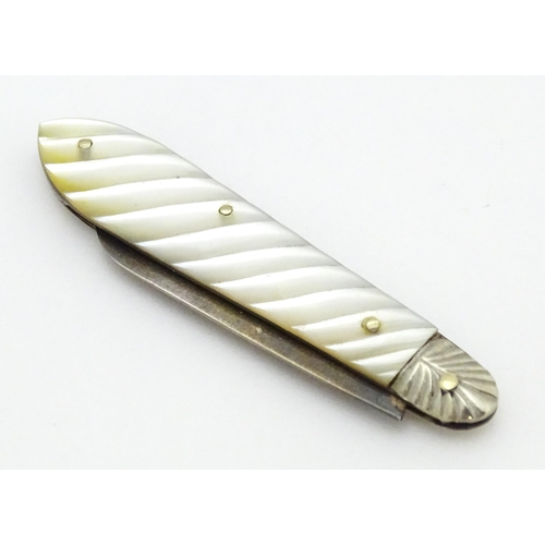 413 - A silver folding fruit knife with mother of pearl handle 1901 maker Saunders & Shepherd Ltd. 3 3/4