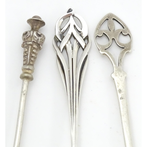 414 - Three various silver teaspoons to include one hallmarked Sheffield 1923 maker Joseph Rodgers & Sons,... 