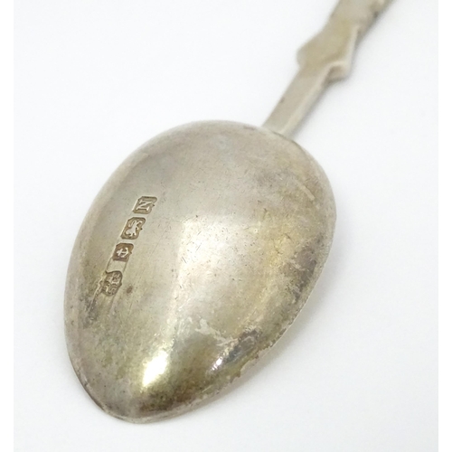 417 - Three silver teaspoons with crossed golf club decoration to handles hallmarked Sheffield 1933 maker ... 