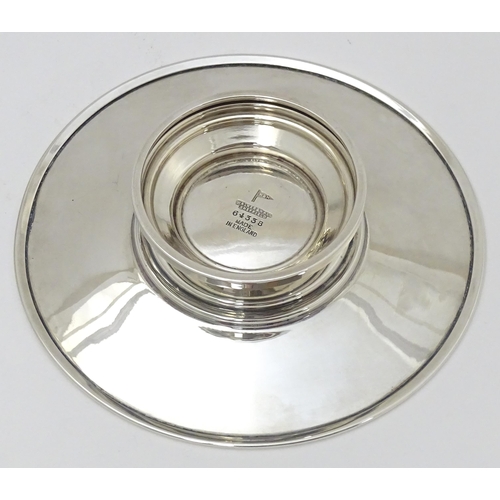 422 - An Art deco silver dish with engine turned decoration.  Hallmarked Sheffield 1947 maker Walker & Hal... 