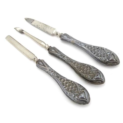 424 - A matched silver manicure set hallmarked Birmingham 1912/1913 maker William Devenport.