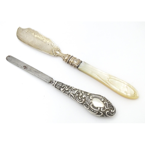 425 - A silver butter knife with mother of pearl handle. Hallmarked Sheffield 1853 maker Martin, Hall & Co... 