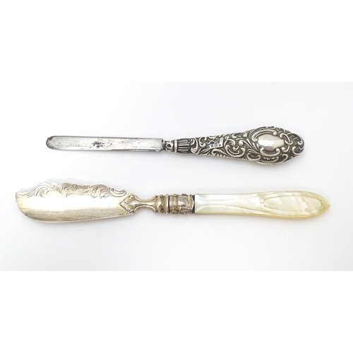 425 - A silver butter knife with mother of pearl handle. Hallmarked Sheffield 1853 maker Martin, Hall & Co... 