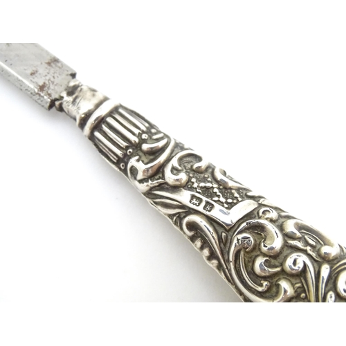 425 - A silver butter knife with mother of pearl handle. Hallmarked Sheffield 1853 maker Martin, Hall & Co... 