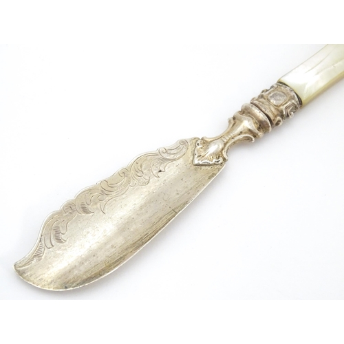 425 - A silver butter knife with mother of pearl handle. Hallmarked Sheffield 1853 maker Martin, Hall & Co... 