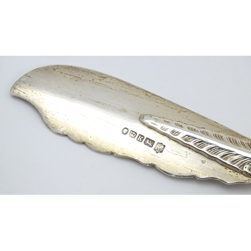 425 - A silver butter knife with mother of pearl handle. Hallmarked Sheffield 1853 maker Martin, Hall & Co... 