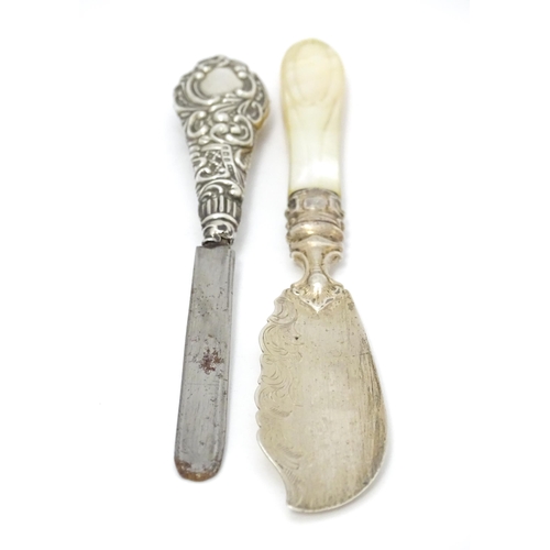 425 - A silver butter knife with mother of pearl handle. Hallmarked Sheffield 1853 maker Martin, Hall & Co... 